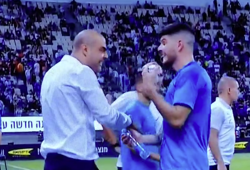 Trajneri i Izraelit doli jashtë vetes – E rrahu me shuplaka lojtarin e tij