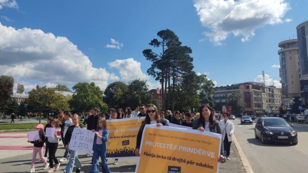 Proteston Gjakova: “As me Sindikatë, as me Qeveri, veç me Fëmijë”