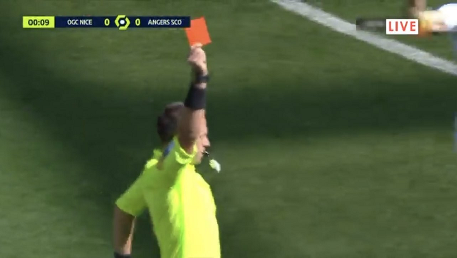 Del video kur futbollisti i Nice ndëshkohet me të kuq vetëm pas 9 sekondave lojë
