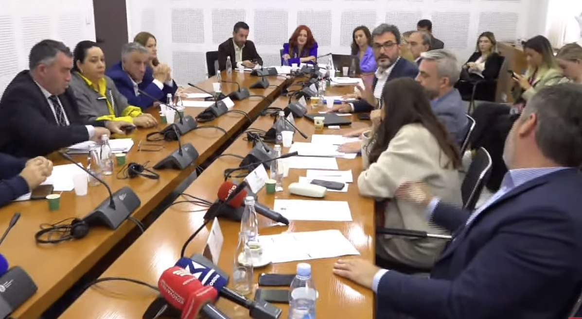 Deputetët e pushtetit i quajnë ‘demagogë’ grevistët, Kastrati: Marre, marre – s’jemi këtu në gjyq, në Krahinën Autonome të Kosovës