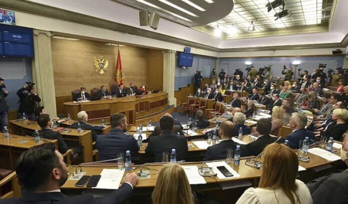 Kuvendi i Malit të Zi ia kthen mbrapsht Gjukanoviçit iniciativën për shkurtimin e mandatit të parlamentit