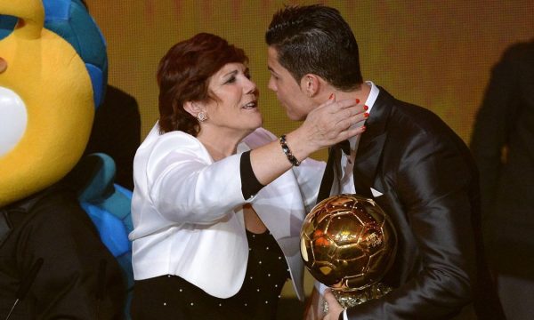 Nëna e Ronaldos: “Ose Cristiano, ose Cristianinho, do të luajë në Sporing