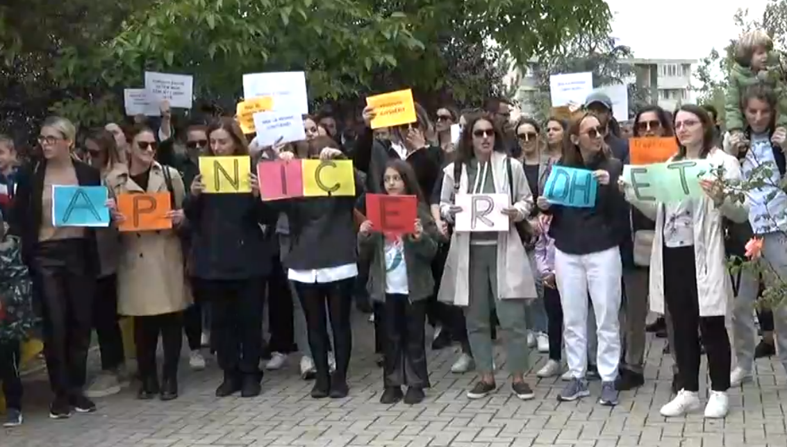 Protestë para SBASHK-ut: Disa prindër kërkojnë hapjen e çerdheve