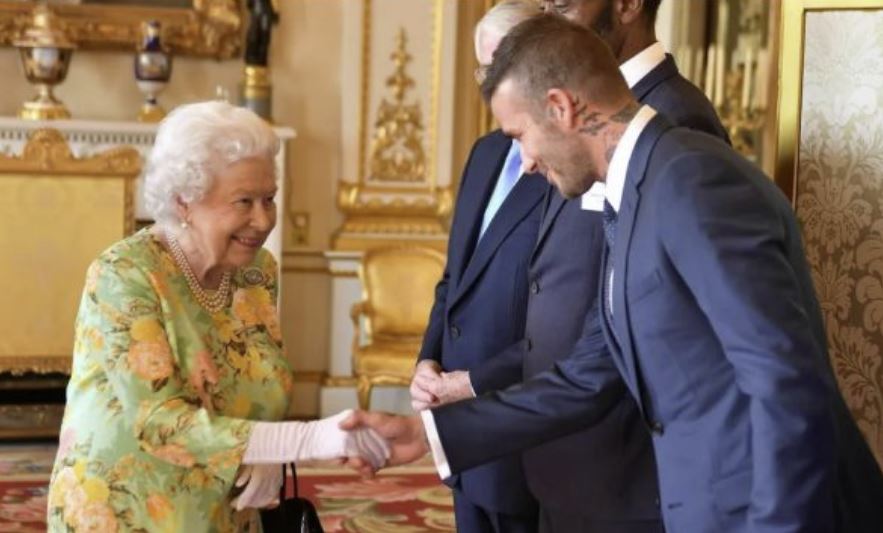 Beckham priti në radhë 12 orë për të bërë homazhe për Mbretëreshën Elizabeth II