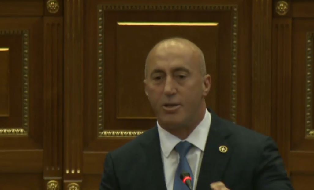 Haradinaj del flet si s’po rriten pagat, Hekuran Murati i pëshpëritë dhe ai largohet nga foltorja – Ndërhynë Konjufca