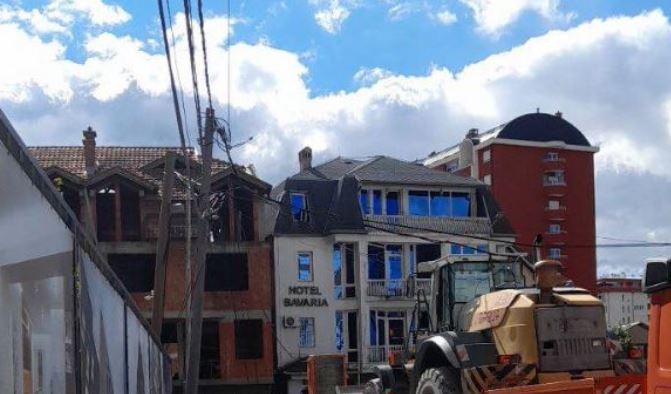 Rrëzimi i  shtyllës elektrike në Prishtinë, policia: Tre të lënduar