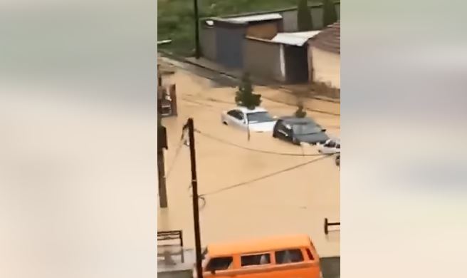 As Gjakova nuk i shpëton vërshimeve të mëdha, fundosen veturat (Video)