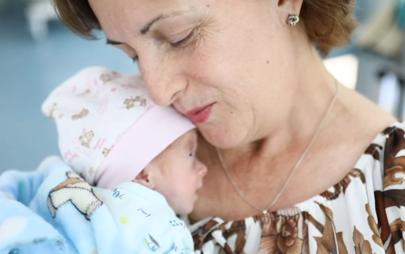 Infermierja 52-vjeçare nga Prishtina bëhet nënë për herë të parë (Video)