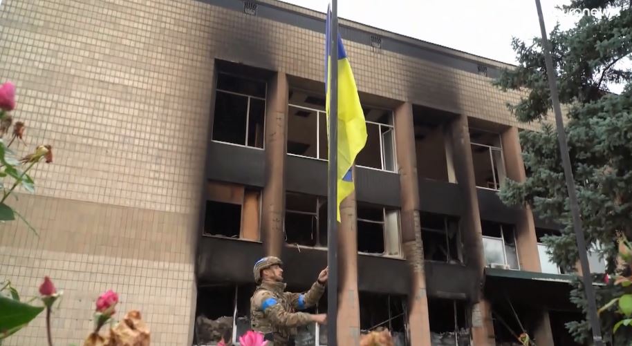 Ngitet flamuri ukrainas në Izium, Zelensky merr pjesë në qytetin e çliruar