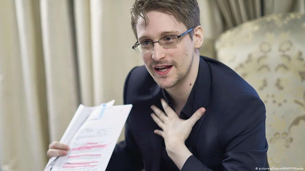 Putin i jep shtetësinë ruse Edward Snowdenit