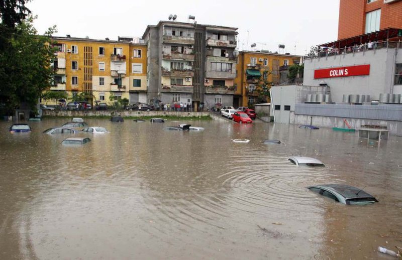 Peleshi paralajmëron përmbytje dhe rrëshqitje të dheut në Shqipëri