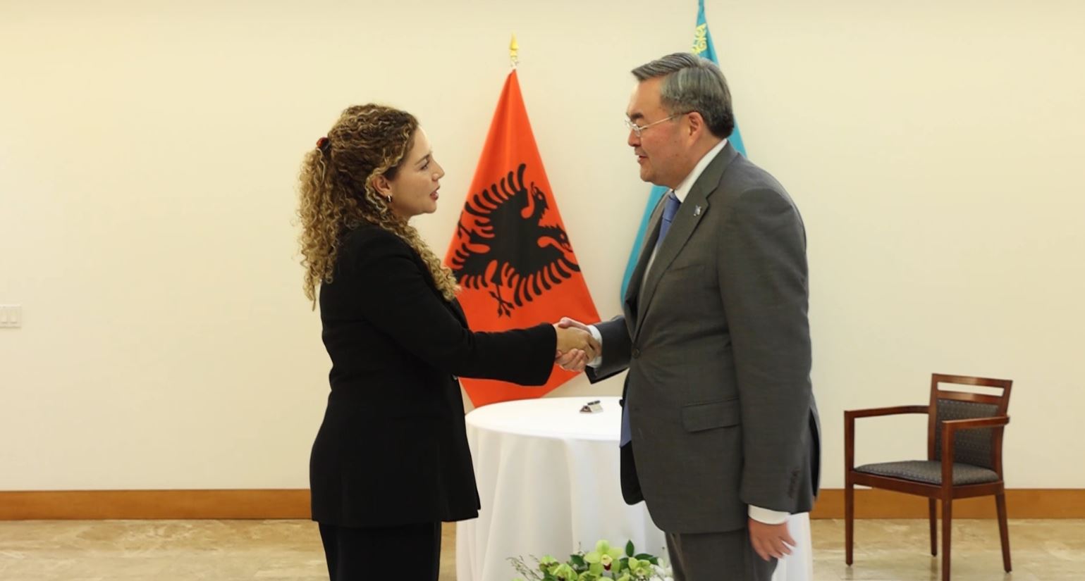 Shqipëria dhe Kazakistani heqin vizat