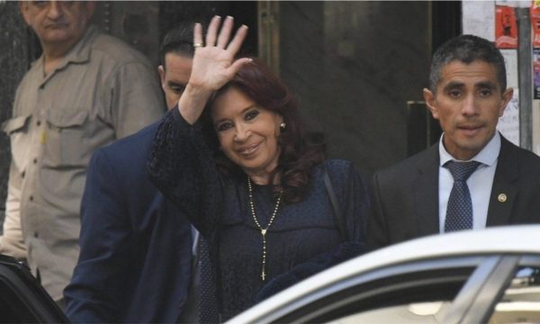 Jam gjallë falë Zotit, zëvendëspresidentja argjentinase flet pas sulmit me armë ndaj saj