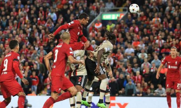 Liverpool, fitore me vështirësi kundër Ajax në Anfield