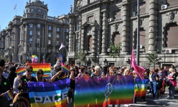Sulmohen tetë shqiptarë në Beograd, po merrnin pjesë në paradën e LGBT’së