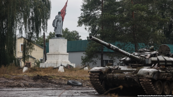 Varreza masive në Izjum, Ukraina thotë se janë zhvarrosur trupa “me shenja të torturës”