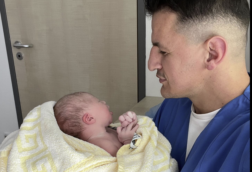 Robin Krasniqi bëhet baba për herë të parë