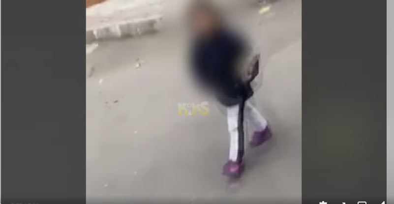 Skandal në Prishtinë: Një qytetar, që po xhiron me telefoni, i drejtohet një fëmije me fjalë të renda