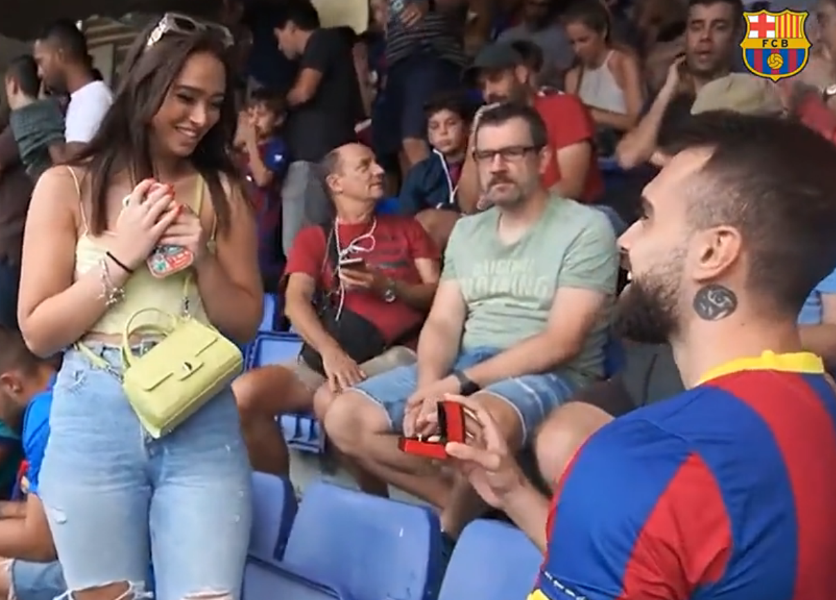 “Camp Nou” vendi i kurorëzimit të dashurisë, tifozja merr befasinë e jetës