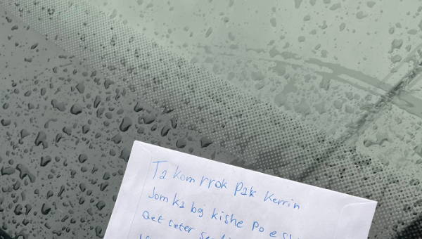 Kosovarit ia godit dikush veturën dhe ia lë letrën me shkrimin epik