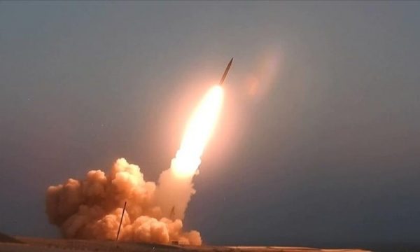 Koreja e Veriut lëshon një raketë balistike në det