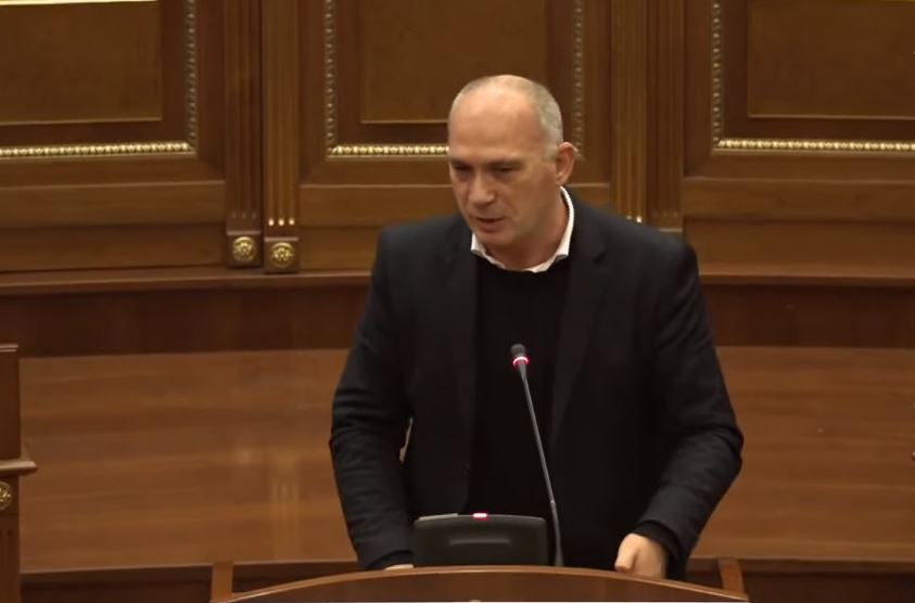 Deputeti i Albin Kurtit: VV-ja po i humb shpresat dhe po e rrezikon stabilitetin e vendit