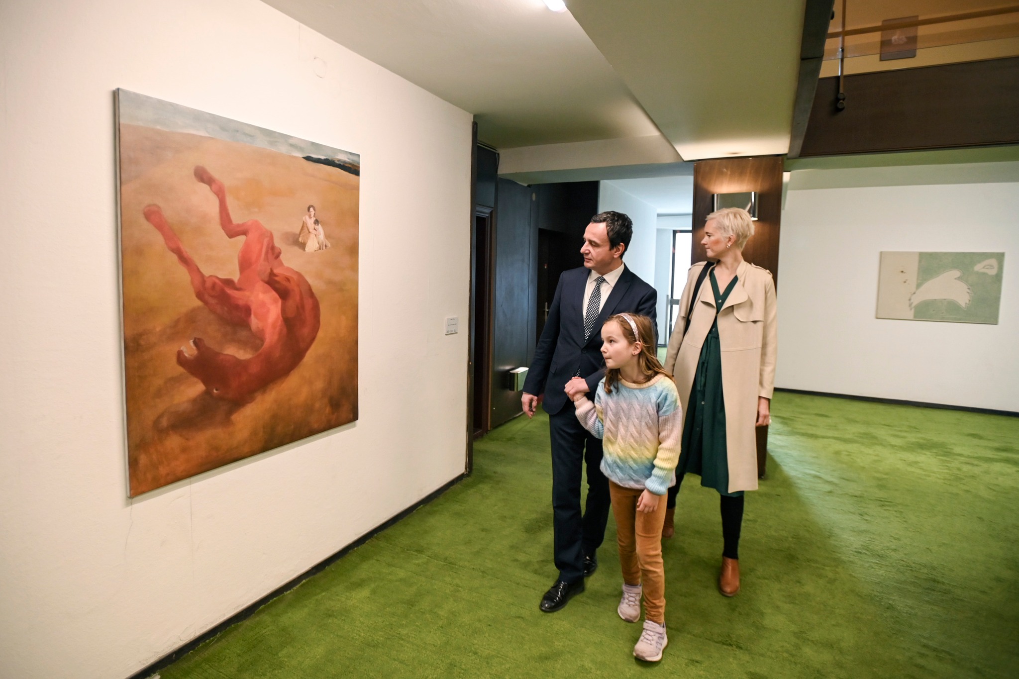 Kurti së bashku me gruan dhe vajzën vizitojnë veprat e artistëve që janë pjesë e Manifesta-s