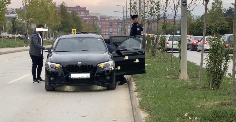 “I dyshuar nga një motoçikletë ka shtënë në drejtim të veturës”- Zbardhen detajet nga gjuajtja me armë afër Ministrisë