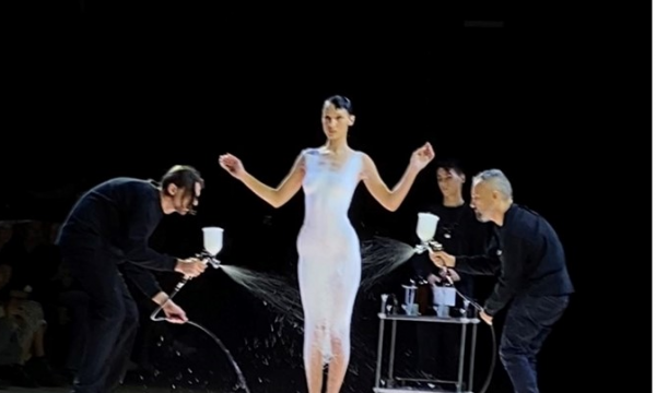 Ky është momenti magjik kur Coperni krijon live fustanin për Bella Hadid