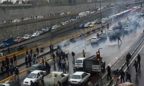 Vazhdojnë trazirat në Iran, policia përleshët me studentët