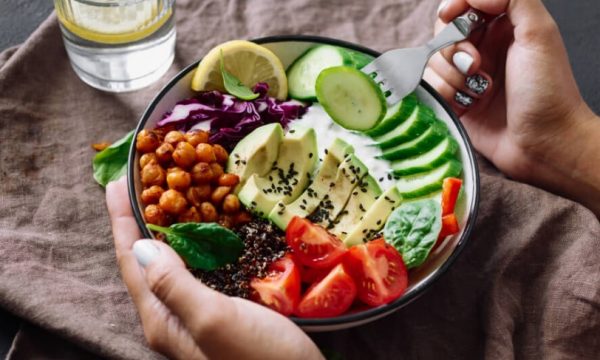 Nëse doni të humbni peshë, hani darkë në këtë orë