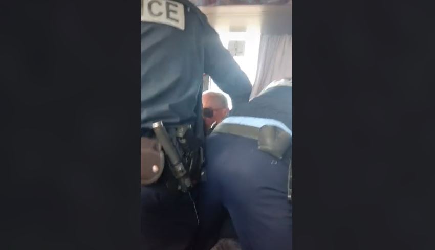 Momenti kur dy policë e arrestojnë një burrë pasi kishte ngacmuar seksualisht dy të mitura në autobus