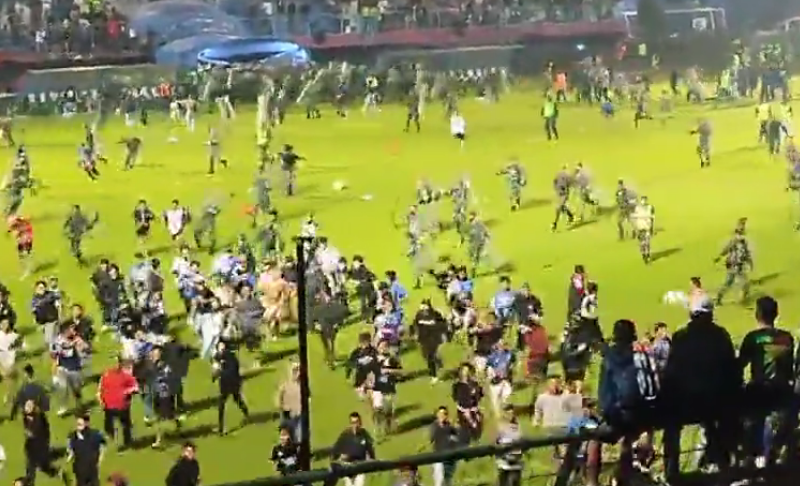 E frikshme: Del video e tragjedisë me tifozë që ndodhi në Indonezi