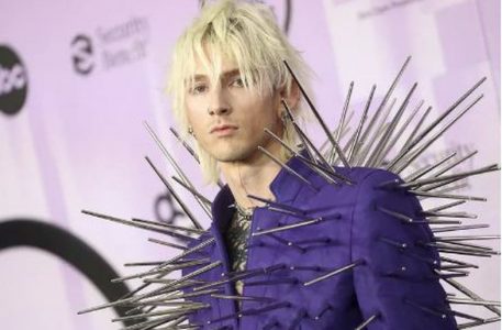 Ja çfarë veshën yjet në tapetin e zi të American Music Awards