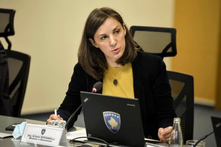 “Pishina me ujë të nxehtë, prodhimi i drogës” – Rizvanolli i “gjuhet” qytetarëve me akuza banale për shpenzimin e rrymës