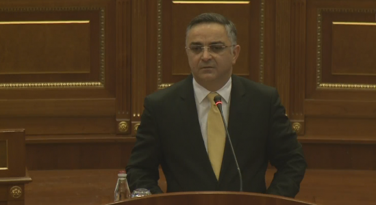 Besnik Tahiri e propozon veten për anëtar të pesë komisioneve, shpërthejnë të qeshurat në Kuvend