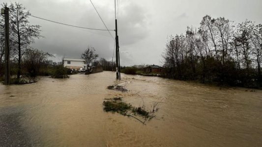 Vërshime të mëdha në Deçan e Vushtrri
