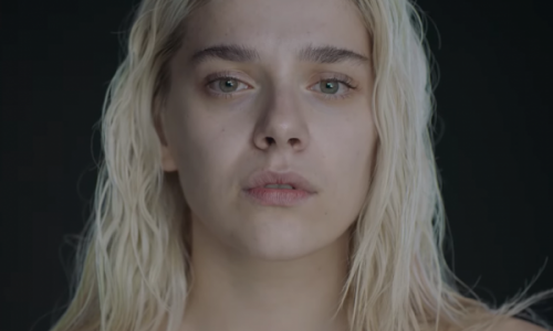 Pa asnjë pikë grimi në fytyrë, kështu del në klipin e ri Arliena Ara