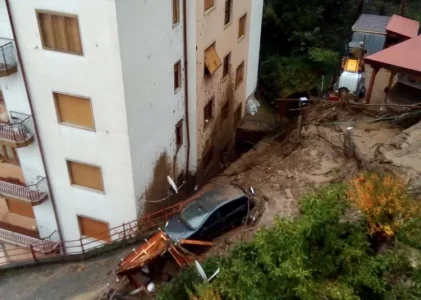 12 persona të zhdukur nga rrëshqitjet e dheut në Itali, përmbytje edhe të shtëpive