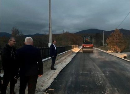 Asfaltimi i rrugëve në veri: Aliu dhe Sveçla i vizitojnë Zubin Potokun dhe Leposaviqin