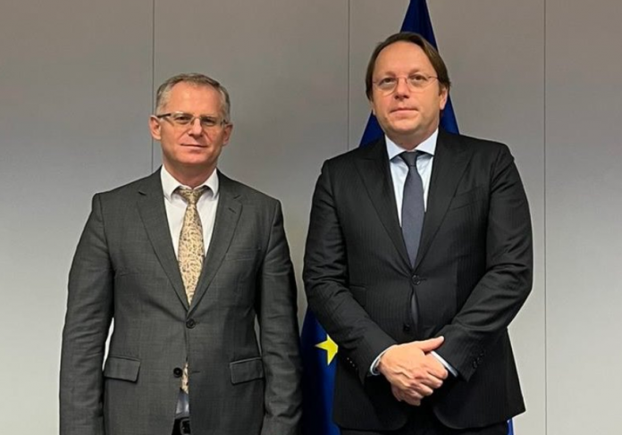 Bislimi takohet me Varhelyin  Biseduan për aplikimin e Kosovës në BE