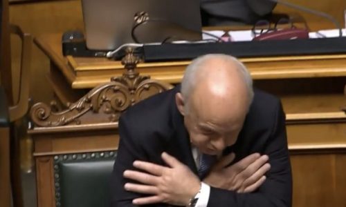 Ish-presidenti i Zvicrës lë politikën: Në fjalën lamtumirëse përpiqet ta bëj shqiponjën, por s’i del bash shqiponjë