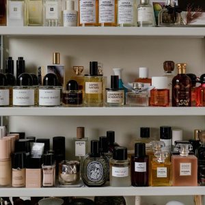 Sipas njerëzve që kanë gjithmonë aromë fantastike: 10 parfume perfekte për këtë periudhë