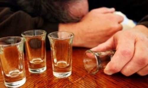 Si të largoni kokëdhimbjet pas dehjes me alkool në netët festive
