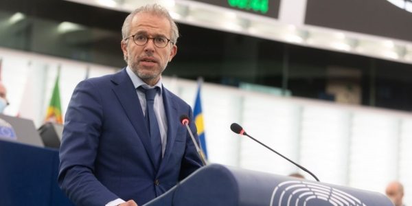 Europarlamentari Reuten: T’i hiqen masat Kosovës, t’i procesohet aplikimi për anëtarësim në BE