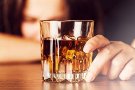 Si ndikon në organizëm konsumimi i tepërt i alkoolit?