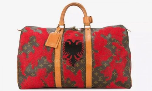 Louis Vuitton: Çanta me flamurin shqiptar nuk u krijua nga ne