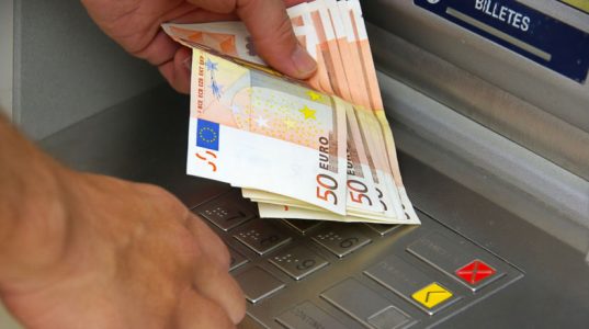 Greqia rrit pagën minimale në 920 euro