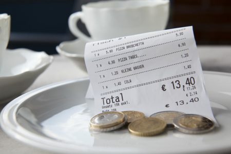 Pyetja 1-milionë-dollarëshe: Sa bakshish duhet të lëmë?