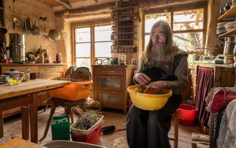 Pa rrymë dhe pa ujë të rrjedhshëm, njeriun që jeton për 32 vjet në kasolle